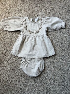 Mebie Baby natural, linen, minimalist baby ruffle dresss with bloomers